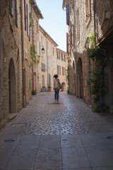 Femme marchant dans une ruelle du vieux village de Vézénobres (Gard)