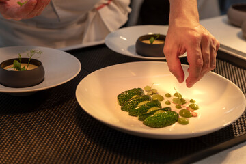 chef cuisinier au restaurant préparant les plats