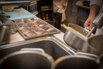 chef cuisinier au restaurant préparant les plats