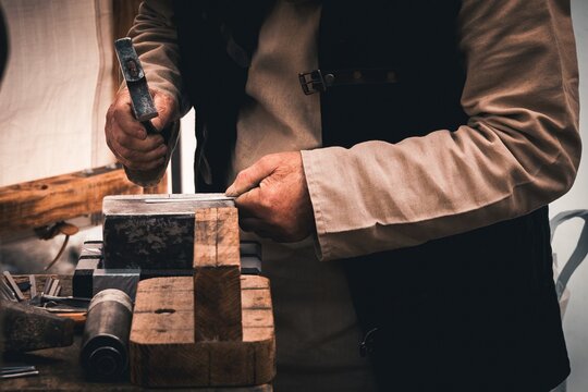 bijoutier travaillant au marteau