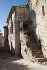 Vieille maison du village de Vézénobres (Gard) avec son vieil escalier de pierre