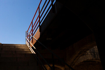 Escalera exterior con barandilla