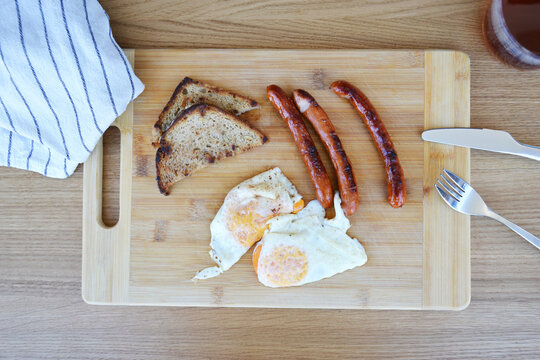 Angielskie śniadanie grill kiełbaski z grilla, jajka sadzone tosty i herbata