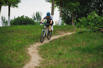 Obraz premium Woman mountain biking on mountain trail