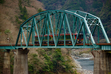 Fototapeta premium Train over the Oboke Gorges in Japan