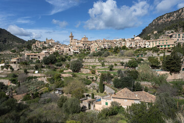 Obraz premium Scenic Valldemossa Town in Palma de Mallorca under a cloudy blue sky