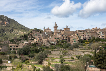 Obraz premium Scenic Valldemossa Town in Palma de Mallorca under a cloudy blue sky