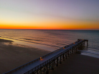 Obraz premium Beautiful view of a sunrise over Isle of Palms beach in Charleston