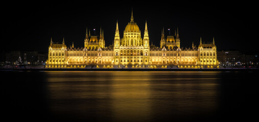 Fototapeta premium Hungarian Parliament Building at night in Budapest, Hungary.