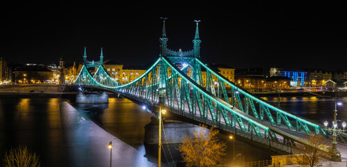 Obraz premium Aerial night view of Budapest cityscape.
