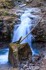 早春の栃木県のスッカン沢の絹のように美しい滝の流れ