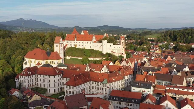 Drohnenflug, Drohnenaufnahme, Video, historische Altstadt, Benediktinerkloster St. Mang, Hohes Schloss, Br&uuml;cken &uuml;ber den Fluss Lech, Berge der Alpen im Hintergrund, F&uuml;ssen, Allg&auml;u, Herbst, Bayern