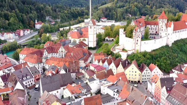 Drohnenflug, Drohnenaufnahme, Video, historische Altstadt, Benediktinerkloster St. Mang, Hohes Schloss, Br&uuml;cken &uuml;ber den Fluss Lech, Berge der Alpen im Hintergrund, F&uuml;ssen, Allg&auml;u, Herbst, Bayern