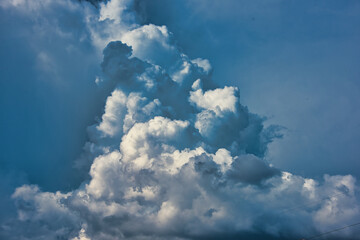 Chmura cumulonimbus wznoszona w wysoki komin przez wznoszące prądy powietrzne. © boguslavus