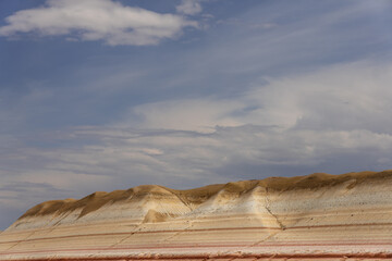 The Kyzylkup tract is the smooth chalk beds with a red chalk layer.