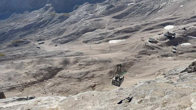 Blick auf eine felsige Berglandschaft mit einer Seilbahn &uuml;ber karges Terrain, Zugspitzbahn, Zugspitze, Zugspitzmassiv, Alpen, Deutschland