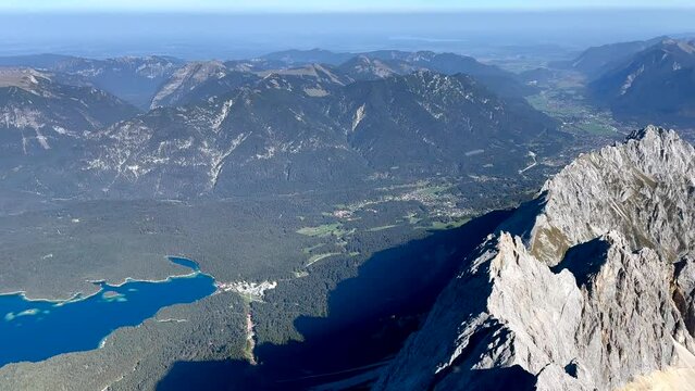 Panoramablick von der Zugspitze auf einen tiefblauen Eibsee, Bergsee inmitten von alpinen Bergen und W&auml;ldern, Zugspitzmassiv, Alpen, Deutschland