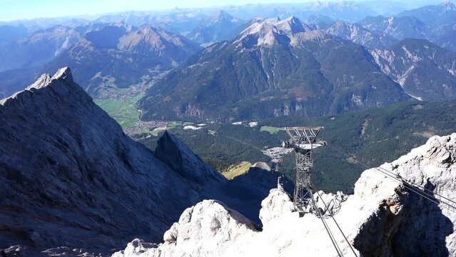 Kabine der Zugspitzbahn kommt zur Berstation, Bergpanorama mit steilen Felsformationen und Blick auf alpine T&auml;ler, Zugspitze, Zugspitzmassiv, Alpen, Deutschland