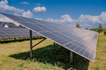 Panele fotowoltaiczne zamontowane w polu