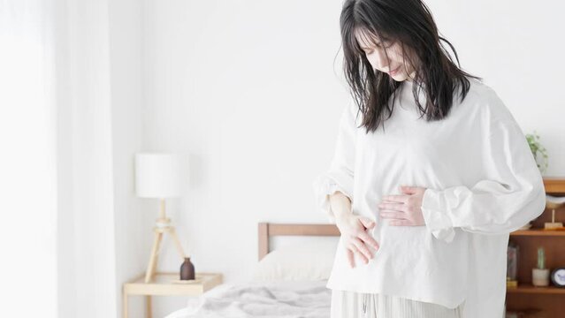 ぽっこりお腹を気にする女性