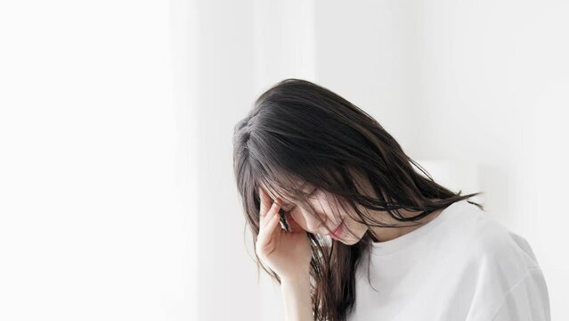頭痛で悩む女性