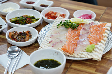 회 한 접시를 식탁 위에 놓은 모습