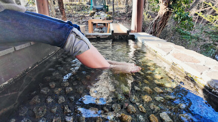 Obraz premium 足湯に入る女性