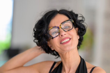 Bella donna ritratto con occhiali