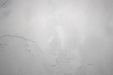 Sfondo semplice argento lucido. Texture liscia di colore azzurro metallizzato. Illustrazione astratta di bagliori e sfumature.