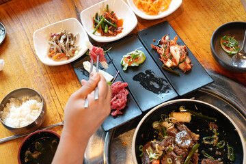 육회를 먹고 있는 모습