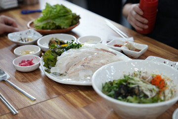 회 한 접시를 식탁 위에 놓은 모습