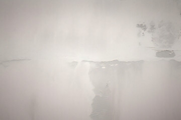 Sfondo semplice argento lucido. Texture liscia di colore azzurro metallizzato. Illustrazione astratta di bagliori e sfumature.