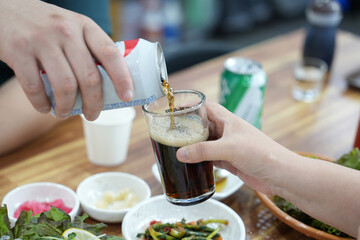 콜라를 글라스에 따라 주는 모습