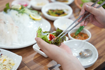 회를 쌈 싸서 먹는 모습