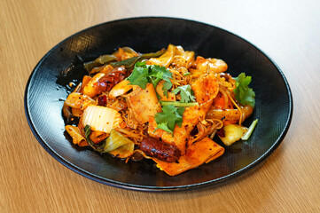 식탁 위에 마라상궈가 놓여 있는 모습