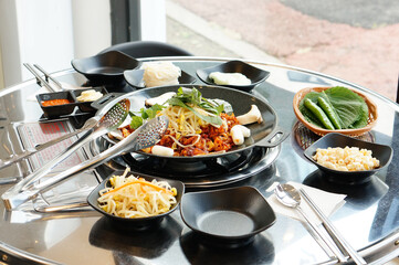 콩나물 쭈꾸미 볶음을 조리하는 모습