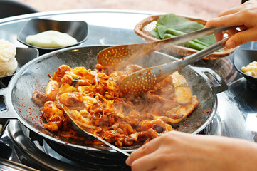 철판 쭈꾸미를 조리하는 모습