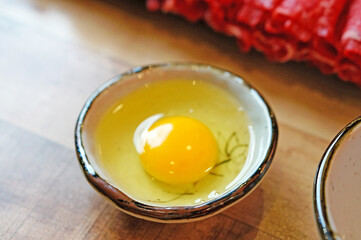 생 달걀이 정지에 담겨진 모습