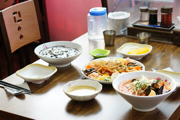 팔보채 한 그릇과 짜장면 짬뽕
