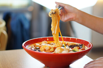 마라탕을 맛있게 먹고 있는 모습
