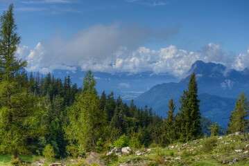 Panoramablick über die Alpen in das Inntal am Fuße des Pendling in Tirol