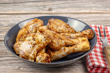 morceaux de poulet marinés, en gros plan, dans une assiette	