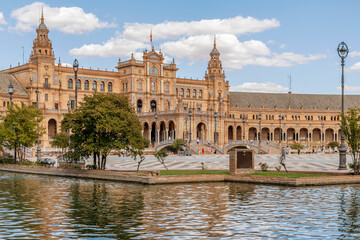 Obraz premium A panoramic view of the famous Plaza de España in Seville, Spain