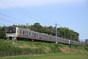 Obraz premium 快晴の鹿児島本線を疾走する811系電車_2024/5/20撮影