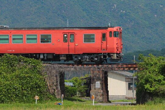 レトロな雰囲気の吉備線を走行するJR西日本キハ47形気動車_2024/5/18撮影