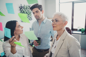 Obraz premium Photo of three business people have presentation discuss development ideas in workplace workstation