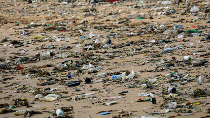 Umweltverschmutzung an einem Strand in Thailand