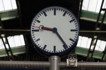 Bahnhofsuhr auf dem Bahnsteig