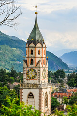 Fototapeta premium Meran, Altstadt, St. Nikolaus, Pfarrkirche, Tappeiner Promenade, Spazierweg, Rosengarten, Aussicht, Palmen, Vinschgau, Etschtal, Südtirol, Italien, Frühling, Sommer