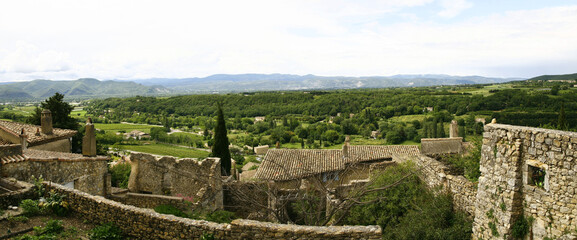 Vue panoramique sur la campagne et les monts d'Ard&egrave;che du village de Mirmande situ&eacute; dans le d&eacute;partement de la Dr&ocirc;me en France